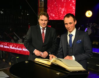 Eric Frenzel hat sich im Mai 2017 bei den Feierlichkeiten zum 150. Hochschuljubiläum in Mittweida ins Ehrenbuch der Stadt eingetragen.