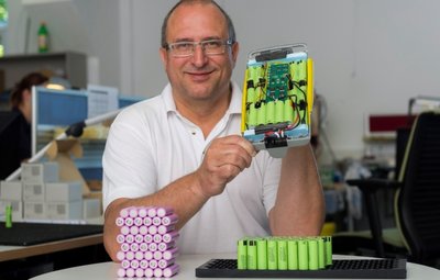 Kraftpaket: Liofit-Geschäftsführer Dr. Ralf Günther zeigt das Innenleben eines E-Bike-Akkus. 