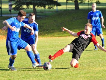 Umsonst gegrätscht: Der Brand-Erbisdorfer Benjamin Schöbel (r.) kämpfte mit seinem Team zwar verbissen um den ersten Punktgewinn der Saison. Doch am Ende setzten sich die Rochlitzer, hier mit Felix Wetzig (l.) und Torschütze Christoph Eckart, durch. 