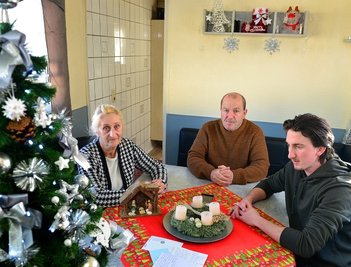 Puppenspieler Heinz Schmidt ist mit seiner Familie in Mittweida gestrandet, hier mit seiner Frau Manuela und Sohn Ricardo. 