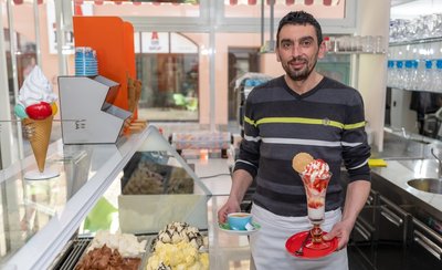 Salvatore Muraca (45) in seinem Eiscafé Il Gelatiere in der Auerbacher Nicolaistraße