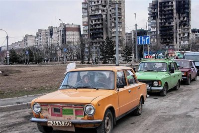 Nach Kriegsbeginn vor einem Jahr sind viele Bewohner aus der umkämpften Stadt Mariupol geflohen.
