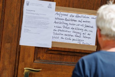 An der Eingangstür zur Nürnberger Kirche St. Egidien hängt eine Pressemitteilung so wie ein handgeschriebener Zettel zur vorübergehenden Schließung der Ausstellung «Jesus liebt». Nach Kritik an teils expliziten sexuellen Darstellungen hat die Nürnberger Egidienkirche die Ausstellung «Jesus liebt» mit Bildern des Regisseurs Rosa von Praunheim mittlerweile ganz geschlossen.  