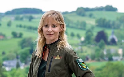 Als Försterin Saskia Bergelt steht Teresa Weißbach im ZDF-"Erzgebirgskrimi" regelmäßig den Ermittlern zur Seite. (Archivbild)