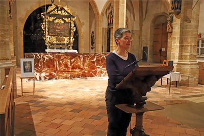Hiltrud Anacker ist Superintendentin, leitet also den Kirchenbezirk Freiberg. Das Bild zeigt sie bei einer Andacht im Dom St. Marien zu Freiberg mit dem derzeit verhüllten Altar.