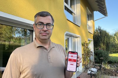 Mario Dugas zeigt die App auf seinem Handy. Dort ist vermerkt, dass er bereits 67-mal Blut gespendet hat. Jetzt hat er Probleme mit einem Fragebogen.
