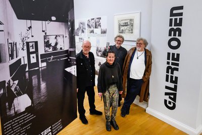 Die einstigen Mitglieder der Clara Mosch in der aktuellen Ausstellung der Kunstsammlungen: Thomas Ranft (v. l.), Dagmar Ranft-Schinke, Michael Morgner und Gregor-Torsten Kozik. Mitgründer Carlfriedrich Claus war 1998 gestorben.
