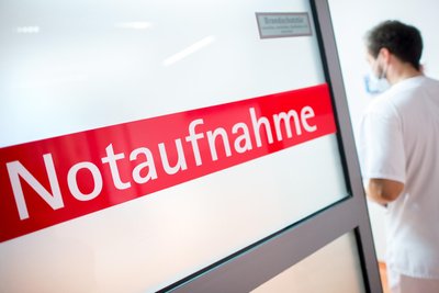 Der 46-jährige Opel-Fahrer kam mit schweren Verletzungen ins Krankenhaus.
