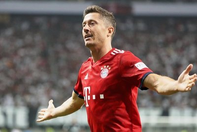 Will eigentlich weg, muss aber bleiben: Tormaschine Robert Lewandowski. Der aktuelle Vertrag des Polen beim FC Bayern läuft noch bis 2021, in dieser Saison traf der Bundesligaschützenkönig der Vorsaison in zwei Pflichtspielen der Münchner schon wieder viermal ins Tor.