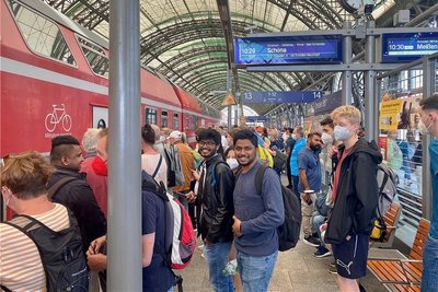 Aus Nürnberg mit dem 9-Euro-Ticket in die Sächsische Schweiz: die indischen Studenten Pavan Kumar Bonthala (l.) und Pavan Kumar Reddimasi auf dem Dresdner Hauptbahnhof.