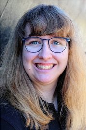 Lea Ringel, Mitarbeiterin im Oelsnitzer Bergbaumuseum: "Auch heute befinden sich noch ähnliche Schilder an den Hüten der Paradeuniformen und sind bei Bergparaden unter anderem in der Adventszeit zu sehen. 