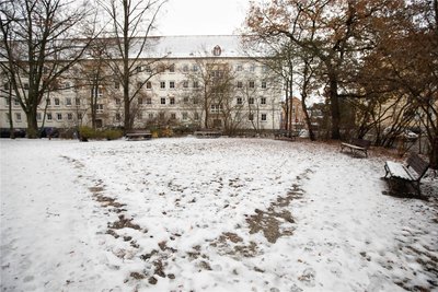 Im Bereich dieser Sitzbänke nahe der Trockentalstraße hat sich in der Nacht zum 18. Mai 2023 die Gewalttat abgespielt.