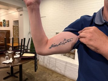 Mit einschlägigem Tatoo auf dem Oberarm: Washington-Fan Kevin Anderson.
