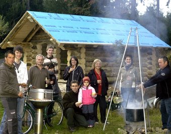 
              <p class="artikelinhalt">Mit einer kleinen Feier haben diejenigen, die beim Bau der neuen Wanderschutzhütte im Zinsbachtal mit angepackt haben, ihr Bauwerk am Jungfernsprung eingeweiht. </p>
            