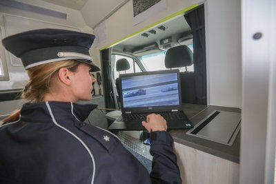 Auf einem Bildschirm verfolgten die Beamten das Bild aus dem Hubschrauber.