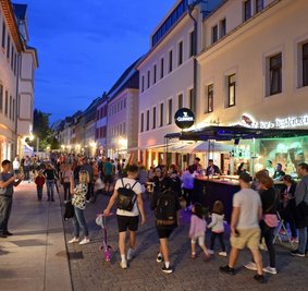 Ein Bild aus dem vergangenen Jahr: Die 10. Freiberger Nachtschicht mit Kneipennacht und Nachtshopping zog viele Freiberger und Auswärtige in die Stadt, hier in die Burgstraße. Auch in diesem Jahr steht die Nachtschicht wieder im Programm der Stadt Freiberg. 