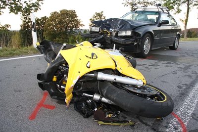 Zwischen Eibenstock und Wildenthal auf der Staatsstraße 275 war am Sonntagnachmittag ein 42-jähriger Motorradfahrer in einer Kurve auf die Gegenfahrbahn geraten und frontal mit einem BMW zusammengestoßen
