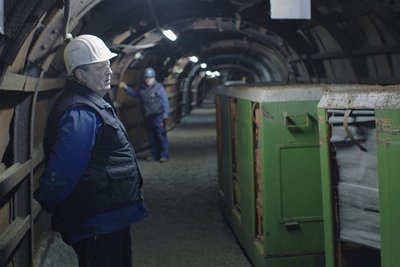 Szene aus dem preisgekrönten Film "Stollen" der jungen Regisseurin Laura Reichwald. Im Bild der Vorsitzende jenes Vereins, der das Besucherbergwerk in Pöhla betreibt: Frank Weißflog.
