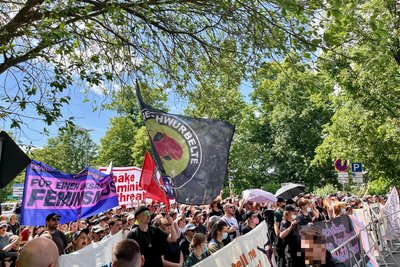 Die Gegendemonstranten protestierten lautstark gegen den Schweigemarsch.