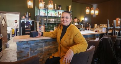 Bis zur Eröffnung wird fleißig probegekocht, die Abläufe werden eingestimmt. Chefin Yvonne Neumann ist guter Dinge. 