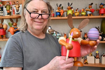 In der Drechslerei von Torsten Martin in Kleinhartmannsdorf sind verschiedene Modelle von Osterhasen Eiern entstanden.