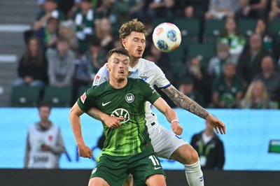 Calvin Brackelmann vom SC Paderborn und der Wolfsburger Dzenan Pejcinovic (vorne) im Zweikampf.