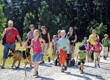 Zur 33. Triebeltal-Wanderung "Rindimmedim im Triebel rim" schnürten gestern 696 Teilnehmer die Schuhe. Auch viele junge Teilnehmer - hier bei der Kinderwanderung - waren unterwegs.