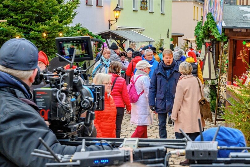 Für die Dreharbeiten zum Erzgebirgskrimi in Schwarzenberg wurde zu Jahresbeginn 2022 ein Weihnachtsmarkt als Filmset in der Schwarzenberger Vorstadt aufgebaut.