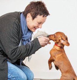 Willi in den Armen seiner neuen Besitzerin Andrea Gedwien.