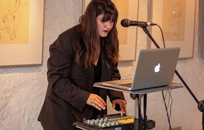 Umgeben von den Ohsers Zeichnungen präsentiert Gulnara Petzold am Freitag ihre eigenen musikalischen Kompositionen. 
