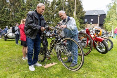 Der 79-jährige Bernd Reichelt aus Freiberg und der 85-jährige Wolfgang Wundram aus Flöha kamen mit Fahrrädern mit Anbaumotor nach Oberbobritzsch. Das Wanderer-Fahrrad des Freibergers ist Baujahr 1958.
