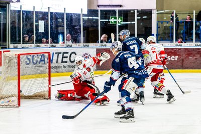 In der Szene kassiert Eispiraten-Keeper Oleg Shilin den dritten Gegentreffer.