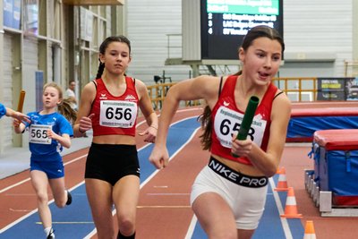 In der siegreichen Staffel der U-14-Mädchen hat Amelie Seidel den Stab hier gerade an Izzie Voigt übergeben.