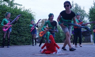 Mädchen und Jungen der "Party-Chillies" haben am Donnerstag mit einem Tanz ihre Freundin überrascht. 