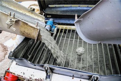 Ein kontinuierlicher Strom aus Beton ergoss sich in die Tiefe ...