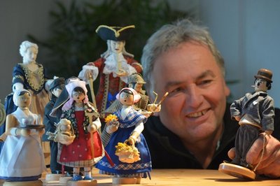 Drechsler Armin Braun mit seiner neuesten Räucher-Kreation: Charly Chaplin. 