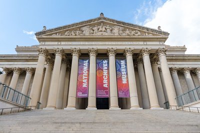 Die Unabhängigkeitserklärung, "Declaration of Independence", ist im Original in den National Archives an der Mall in Washington verwahrt.