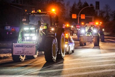 Ein Traktorkorso war am Mittwoch auf der B 173 von Chemnitz nach Dresden auch durch den Landkreis Mittelsachsen unterwegs.