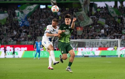 Im Kopfballduell: Wolfsburgs Joakim Maehle (r) und Sebastian Klaas vom SC Paderborn.