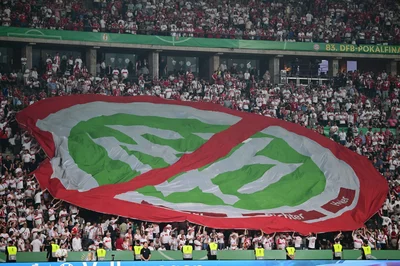 Fans protestieren beim Pokalfinale gegen den DFB. 