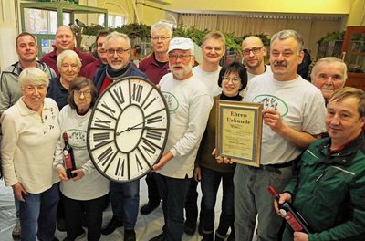 Die Züchter vom Partnerverein aus Ellmendingen hatten neben 16 Kaninchen auch einige Geschenke zum 90-jährigen Bestehen des Trünziger Gastgebervereins mitgebracht.