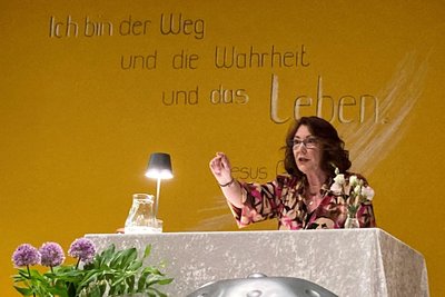 Schauspielerin Petra Frey las zum 15. Geburtstag vor 100 Gästen aus ihrem Buch „Sterbemund tut Wahrheit kund“ bewegende und humorvolle Geschichten vor, die sie selbst erlebt hat.