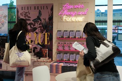 „Love wins always and forever“ steht an einem Standt mit New Adult Literatur bei der Frankfurter Buchmesse. Foto: IMAGO/Hannelore Förster