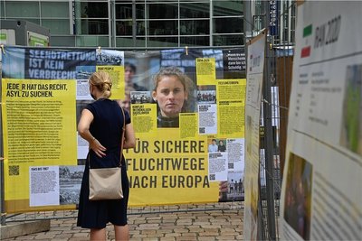 Auf dem Neumarkt konnten sich Besucher und Passanten über die Lage Geflüchteter am Weltflüchtlingstag informieren. 