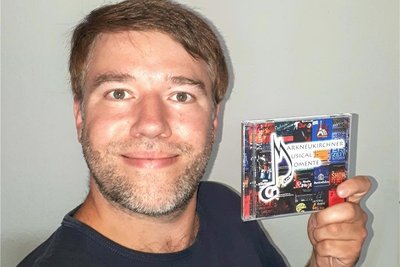 Musiker Sebastian Wildgrube zeigt stolz die neue CD Markneukirchner Musical-Momente. Dabei handelt es sich um eine Live-Aufnahme des Best Of-Musical-Konzertes des Markneukirchner Gymnasiums vom letzten Sommer in Bad Elster.