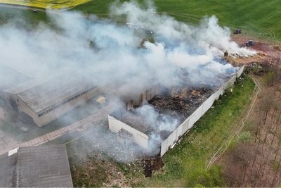 Die mit Stroh gefüllte Scheune brannte ab. Umliegende Gebäude, so ein Rinderstall, konnten geschützt werden.