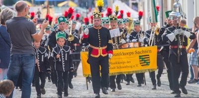 Es wird noch nicht sein wie vor Corona - wie 2019 beim Bergstreittag in Schneeberg (Foto). Doch Ensembles wie das Musikkorps der Bergstadt Schneeberg - das Landesbergmusikkorps Sachsen - sollen endlich wieder proben dürfen. Acht Monate lang mussten sie darauf warten. 