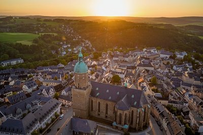In der Regel brauchen Hauseigentümer für den Bau einer Solaranlage keine Genehmigung. Doch in der gesamten Annaberger Altstadt und auch an anderer Stelle sieht das anders aus. Was hat das für Folgen?