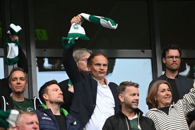 Volkswagen-Chef Oliver Blume beim ersten Relegationsspiel des VfL Wolfsburg.