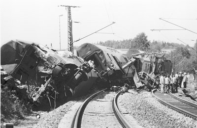 Ein Bild der Zerstörung bot sich am 23. Mai 1995 nach dem Unglück auf den Bahngleisen. 